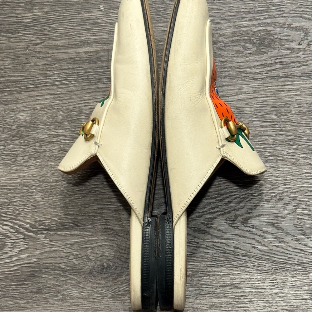 Gucci Beige Loafers with Strawberry Design - Picture 6 of 8
